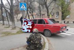 Пьяный мужчина, отметив покупку машины, врезался на ней в столб (видео)