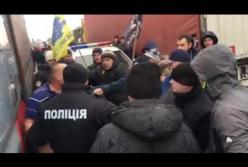 "Евробляхеры" избили дальнобойщиков во время протестов (видео) 