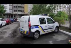 В Киеве произошло смертельное ЧП под подъездом многоэтажки (видео)