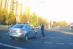 Правила одни для всех: пешеход не уступила дорогу кортежу Лукашенко (видео)