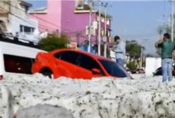 Сеть облетели кадры летнего снегопада в жаркой Мексике: сугробы высотой полтора метра (видео)