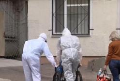 В Черкассах женщина с COVID родила на улице у закрытой двери больницы (видео)