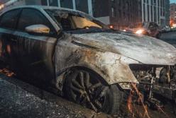 В Киеве возле посольства РФ сожгли машину российского дипломата (видео)