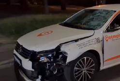 В Киеве пешехода сбили сразу два автомобиля (видео)