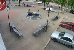 Под Киевом женщина с ребенком залезла на фонтан и сломала его (видео)