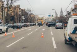 В центе Киева внедорожник сбил бетонный столб (видео)