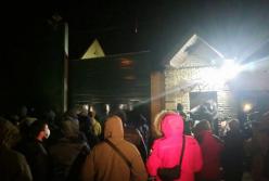 Дом Медведчука забросали петардами (видео)