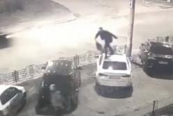 В Киеве неадекват прыгал по крышам автомобилей (видео)