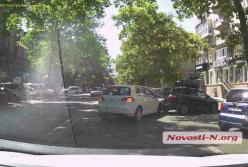 В центре Николаева девушка на «Фольксвагене» ударила припаркованный автомобиль (видео) 