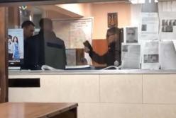 Взбешенная мать расцарапала лицо столичному полицейскому (видео)
