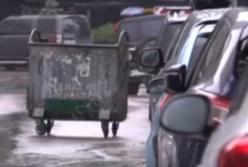 Мусорный бак носило по улице Киева: апокалиптическая сцена (видео)