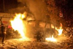 В Киеве ночью сгорели три автомобиля (видео)