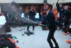  Беспредел футболистов "Шахтера": чемпионы сорвали пресс-конференцию, облив всех шампанским  (видео)