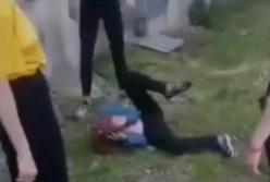 На Днепропетровщине на глазах у всех избивали девушку (видео)