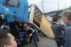 Под Днепром обрушился автомобильный мост через реку (видео)