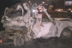 Женщина сгорела заживо в своем авто в Киеве (видео)