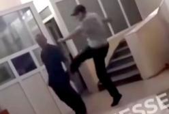 Полицейские развлекались избиением мужчины на вокзале Харькова (видео) 