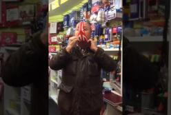 В Британии придумали забавные "коронавирусные маски" (видео)