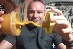 Астронавт показал, что происходит с медом в невесомости (видео)