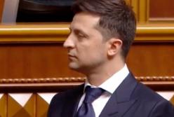 Ближе к людям: Зеленский пришел в парламент пешком! (видео)