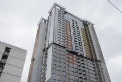 В Киеве мужчина упал в шахту лифта с 30 этажа (видео)