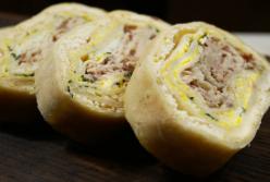 Рулет из лаваша «Мимоза»: холодная закуска с начинкой за 5 минут (видео)