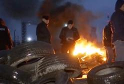 Граница Украины с Польшей практически заблокирована: дым, огонь и огромные очереди (видео)