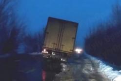 Яма на яме: посмотрите шокирующие кадры украинской дороги (видео)