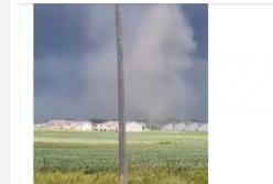 Торнадо в штате Айова сносит крыши домов (видео)