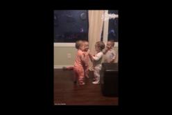 Младенцы не могут перестать обнимать друг друга (видео)