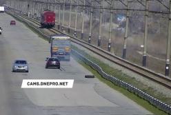 В Каменском у грузовика на ходу отвалились колеса (видео)