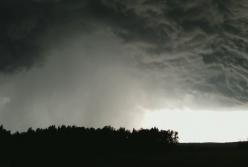 Огромный грозовой "гриб" удалось снять на камеру (видео)