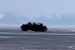 На озере Байкал под лед провалились два грузовика (видео)