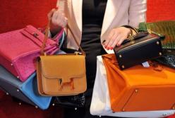 Не сдержались: женщины ограбили магазин сумок на сотни тысяч долларов (видео)