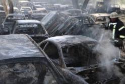 Масштабный пожар в Киеве: 54 автомобиля сгорело на открытой стоянке (видео)