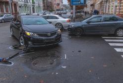 В Днепре мужчина на электросамокате столкнулся с двумя авто (фото)