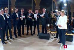 Меркель спела с грузинским хором немецкую песню (видео)