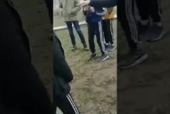В Запорожье школьницы подрались из-за парня (видео)