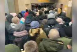 В Киеве образовалась огромная очередь в метро (видео)