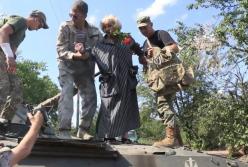 Увидеть войну: Ада Роговцева на передовой сыграла спектакль (видео)