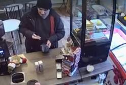 Магазинный мошенник попал в камеру наблюдения (видео)