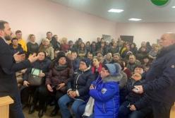 Полиция эвакуировала "слугу народа" со встречи с избирателями (видео)