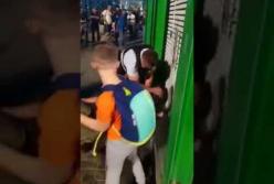 В Москве полицейский избил мужчину на глазах у сына (видео)