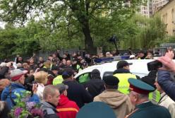 Люди пытаются отбить у полиции пенсионерку на 9 мая (видео)