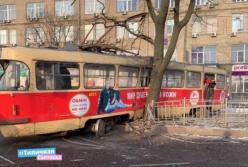 В Харькове трамвай врезался в дерево (видео)