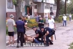 Полуголая женщина бросалась на людей в Харькове (видео)