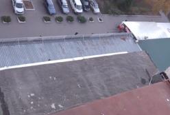 Пьяный мужчина балансировал на крыше балкона на 9 этаже (видео)