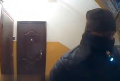 В Киеве вор-домушник попал на камеру во время «работы» (видео)