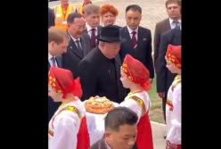 Ким Чен Ын на бронепоезде приехал в Россию (видео)