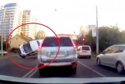 Автомобиль спецназа львовской полиции нарушил правила и попал в ДТП (видео)